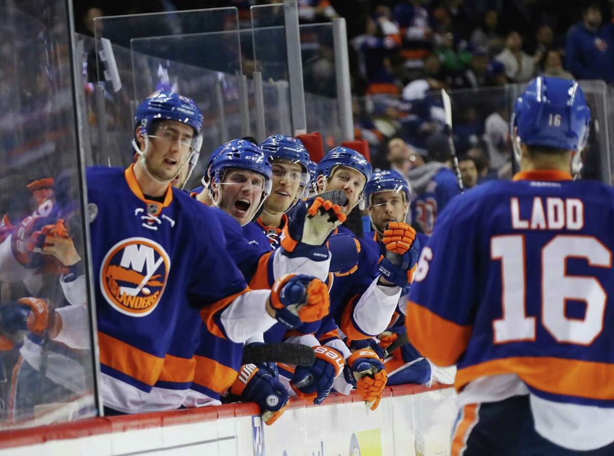 Hot Islanders top Rangers