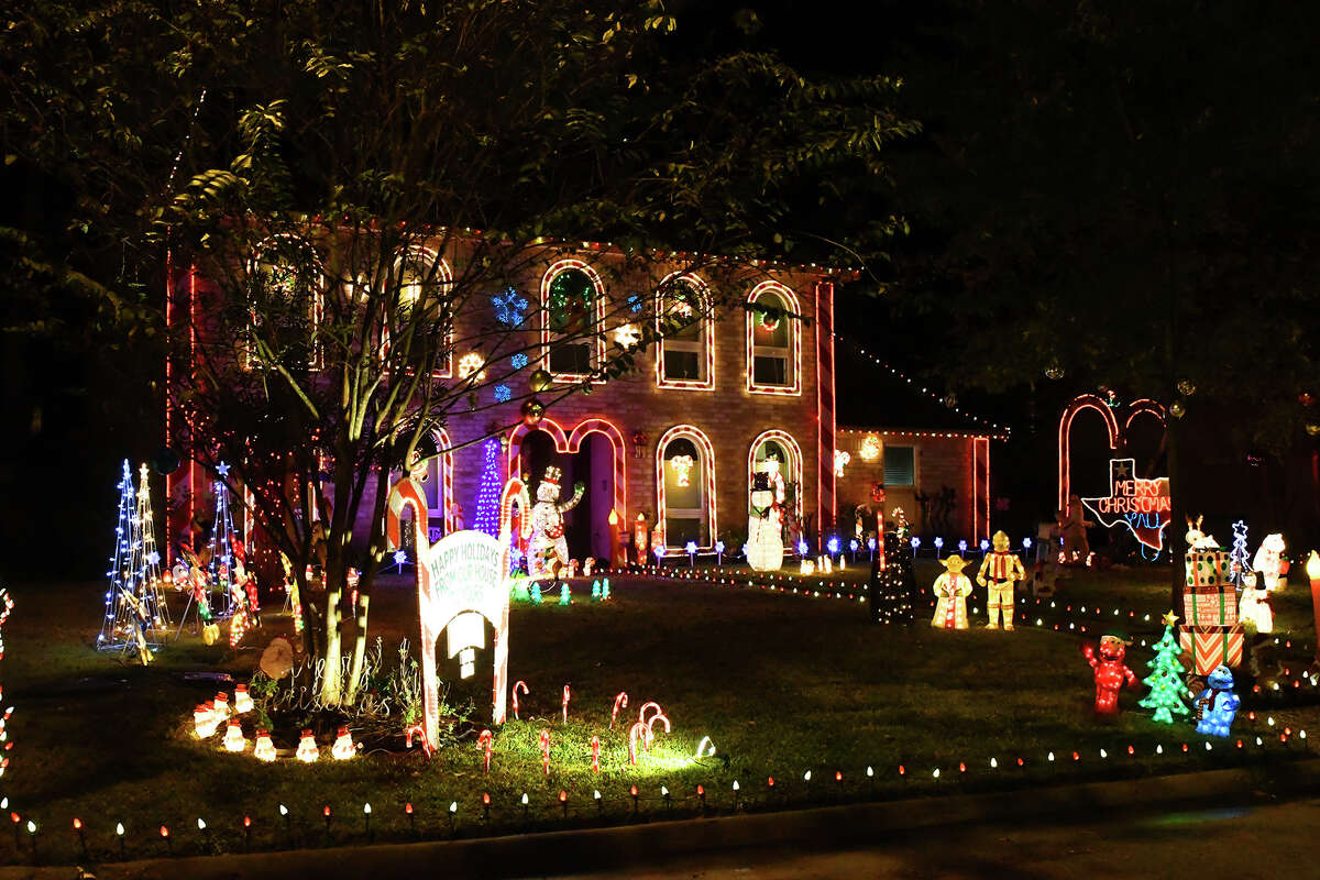 Prestonwood Forest neighborhood lights up the holidays