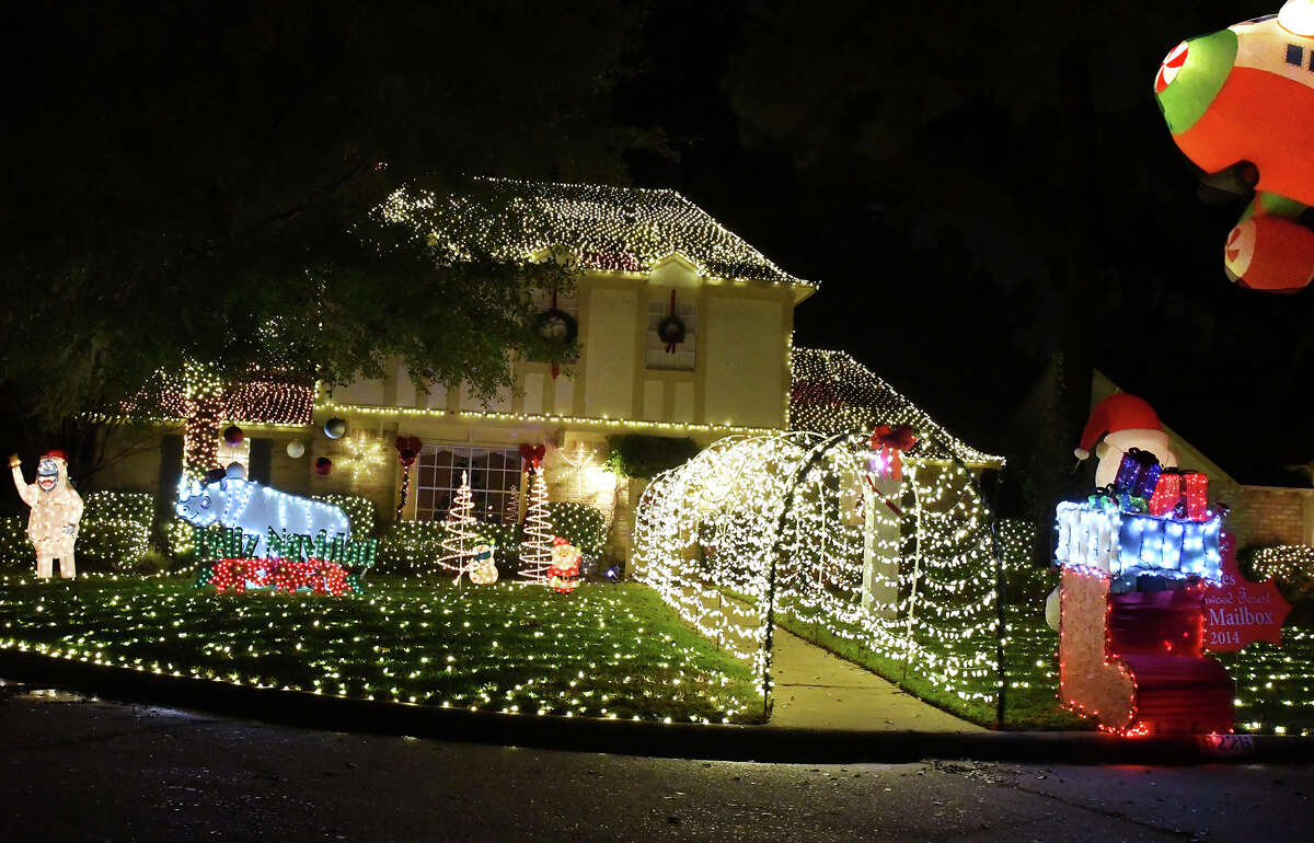 Prestonwood Forest neighborhood lights up the holidays