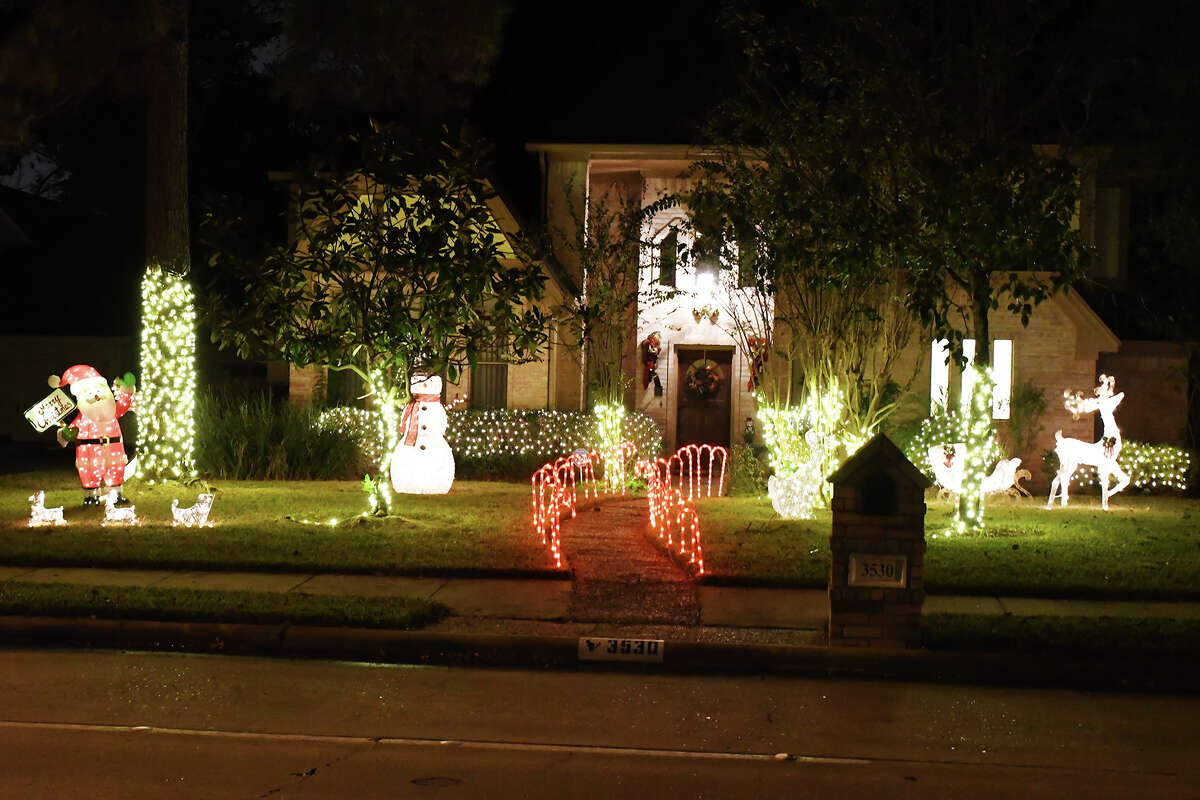 Prestonwood Forest neighborhood lights up the holidays