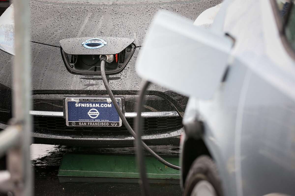 PG&E poised to install 7,500 electric car chargers