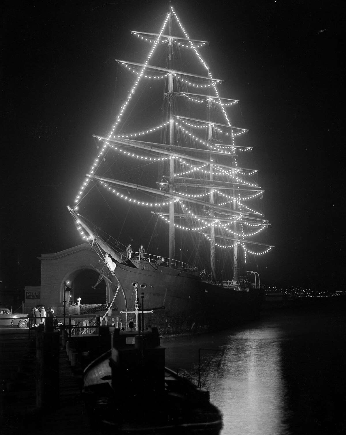 Balclutha (Pacific Queen) with Christmas lights