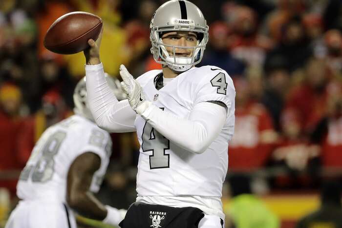 Alex Smith picks apart Raiders' D, leads Chiefs to 26-10 victory