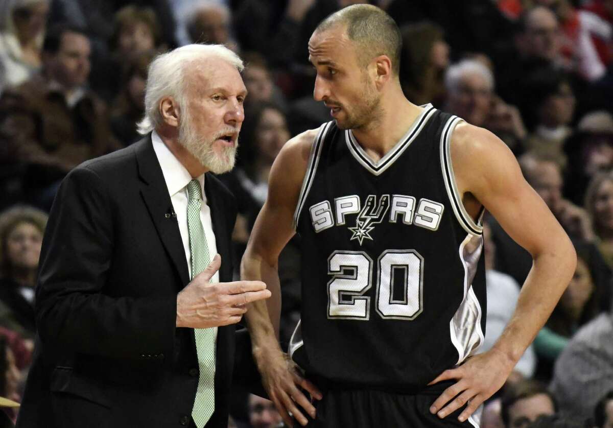 Spurs coach Gregg Popovich talks with guard Manu Ginobili during the second half against the Bulls in Chicago on Dec. 8, 2016. The Bulls won 95-91.