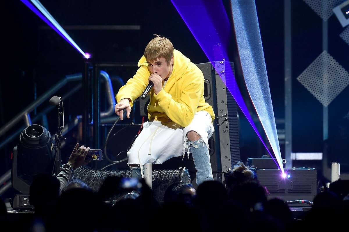 LOS ANGELES, CA - DECEMBER 02: Singer Justin Bieber performs onstage during 102.7 KIIS FM's Jingle Ball 2016 presented by Capital One at Staples Center on December 2, 2016 in Los Angeles, California. (Photo by Kevin Winter/Getty Images for iHeartMedia)