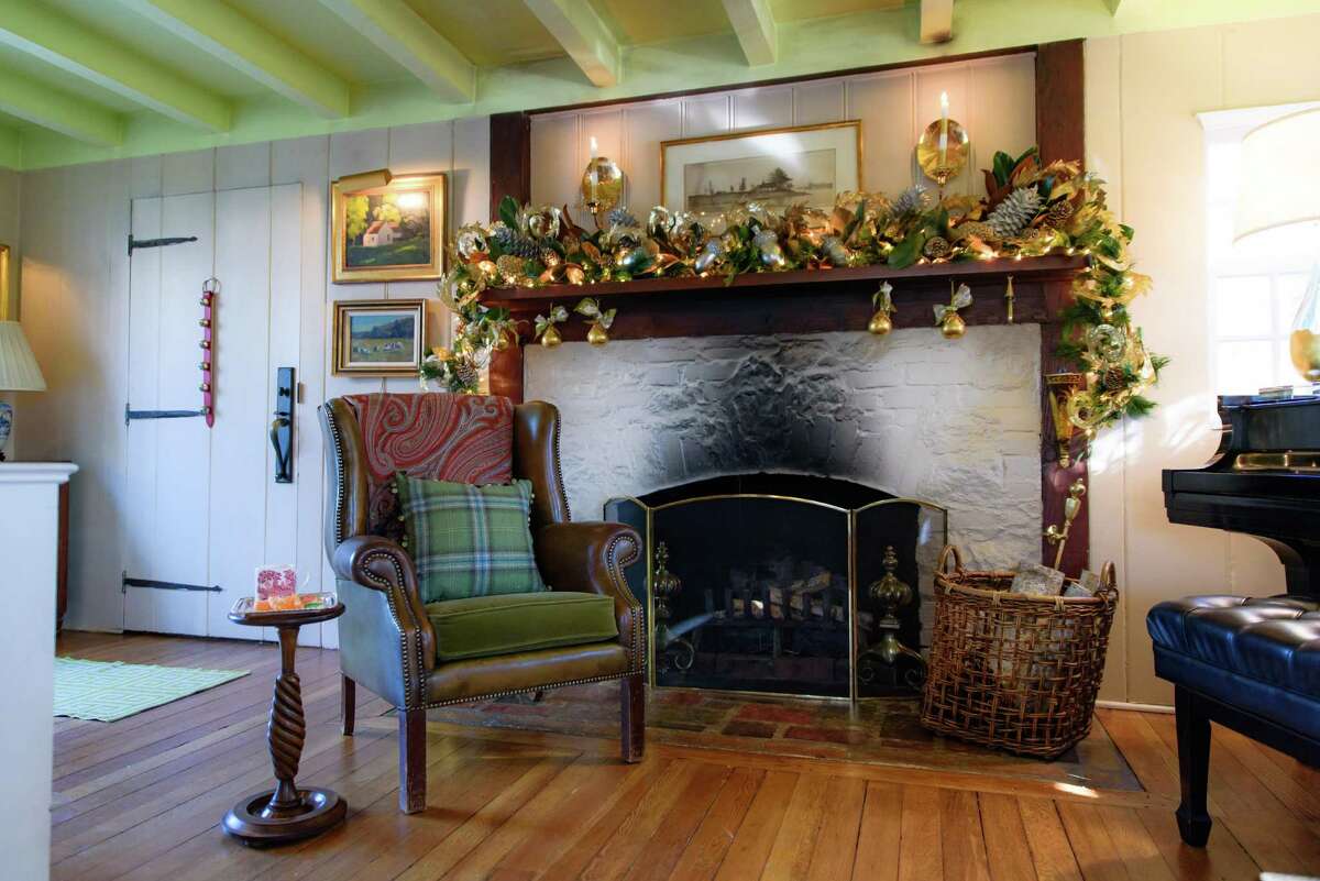 Darien Designer Gives The Mantel A Holiday Glow