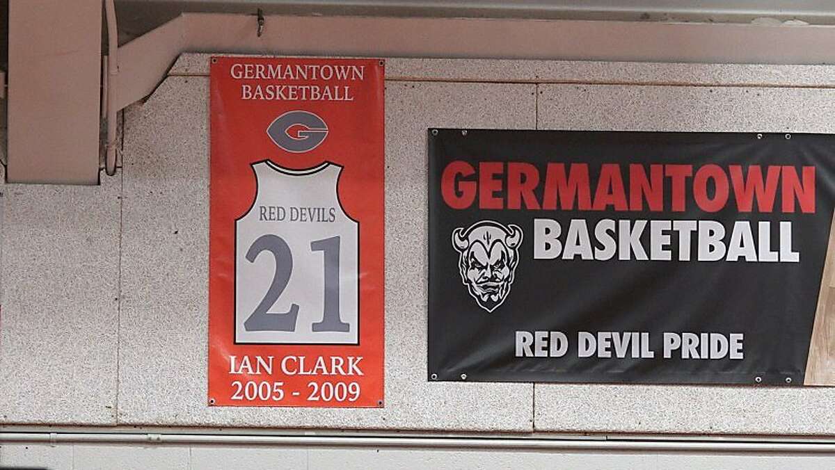 Warriors attend Ian Clark's high school jersey retirement