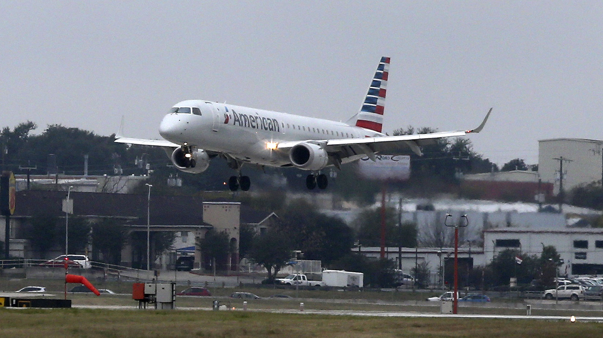 Landing gear issues cause emergency landing at S.A. airport