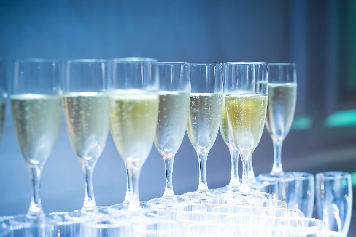 Kent Champagne Stroll - Nov. 23-24 The town of Kent offers more than 25 shops serving champagnes and sparkling wines who will also offer different promotions and sales.Find out more.