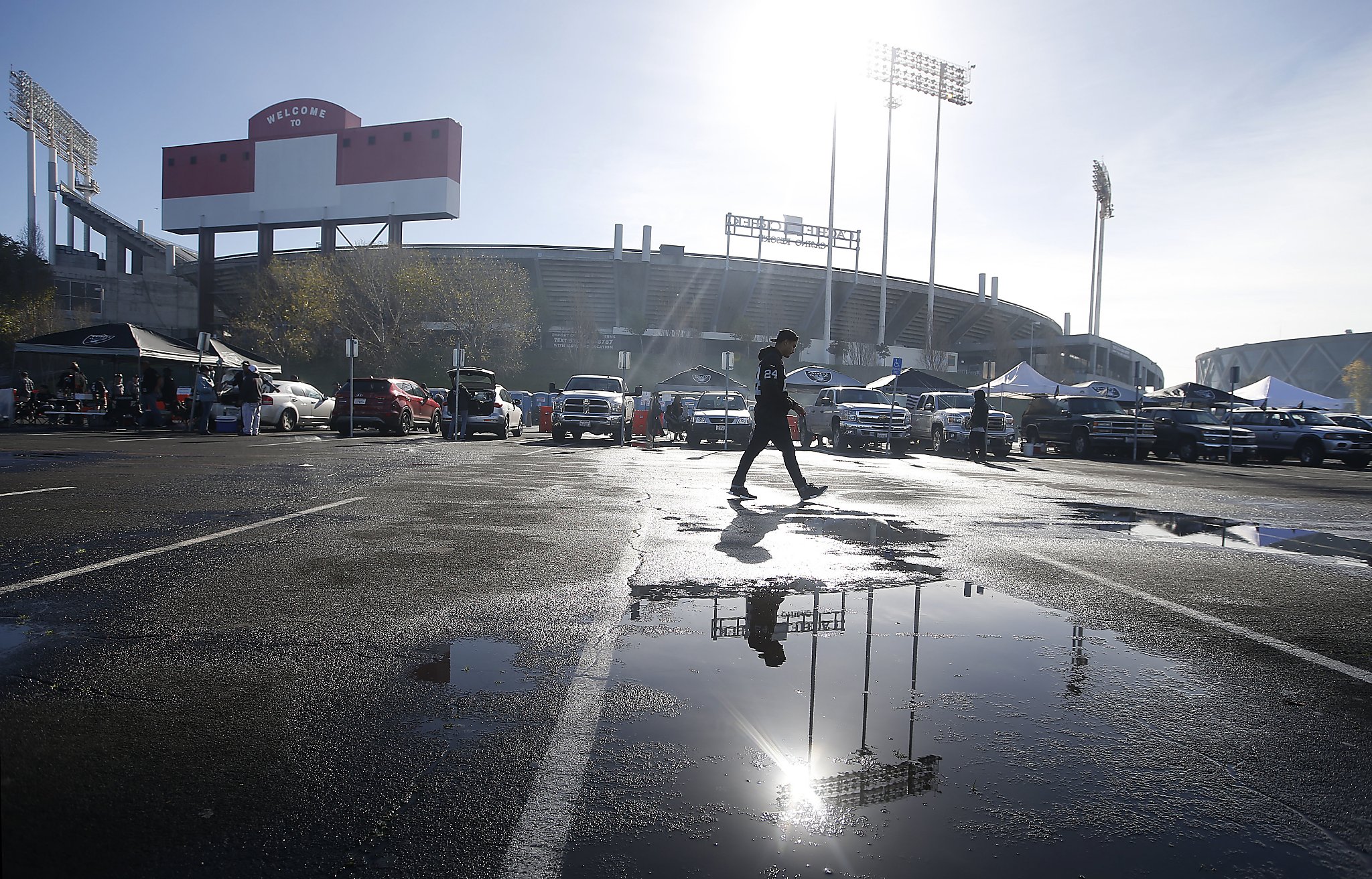 Oakland Raiders sign lease on O.co Coliseum for 2016 season