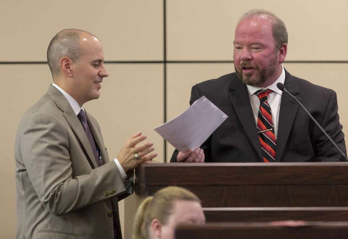 Prosecutor Karl Alexander (left) speaks with witness Robert Bunnell, a police detective during the trial of Lars Itzo Tuesday, Dec. 13, 2016.