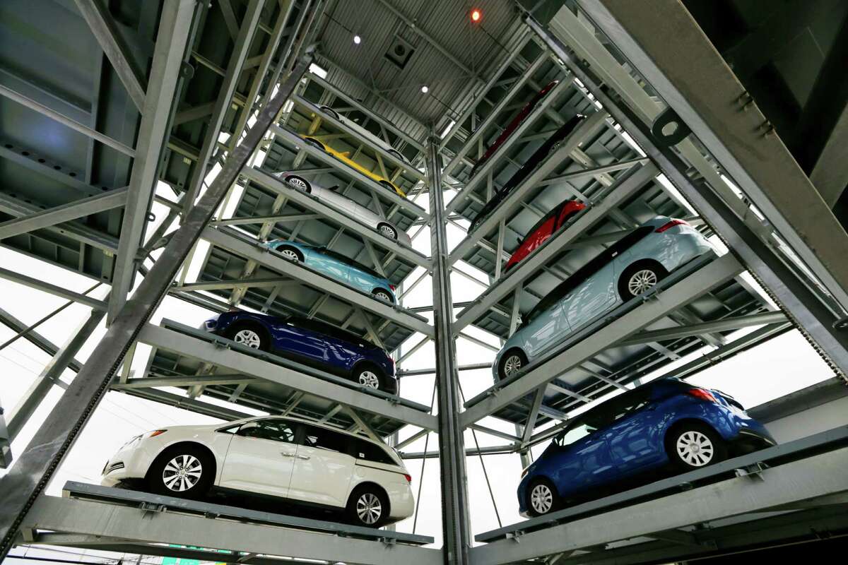 New Carvana tower aims to make car buying 'fun'