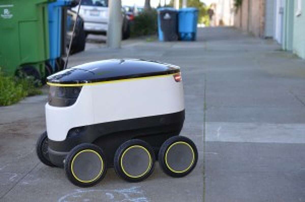 Starship Technologies’ delivery robot sits parked outside on a San Francisco sidewalk, on the morning of Nov. 16, 2016. (Tori Owens/Peninsula Press)