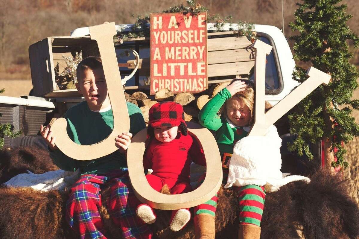 Family holiday cards gone wrong We want the outtakes from your photo shoot