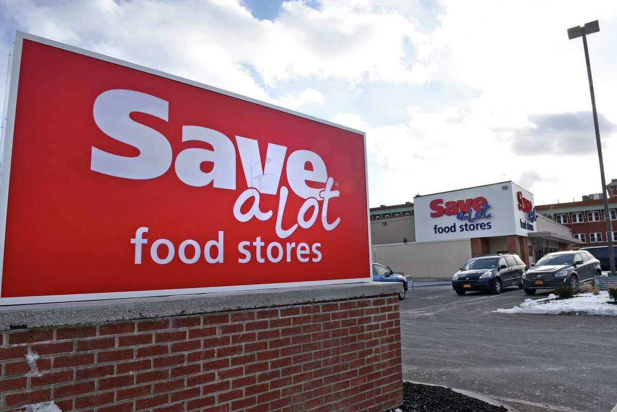 Photos SaveALot opens