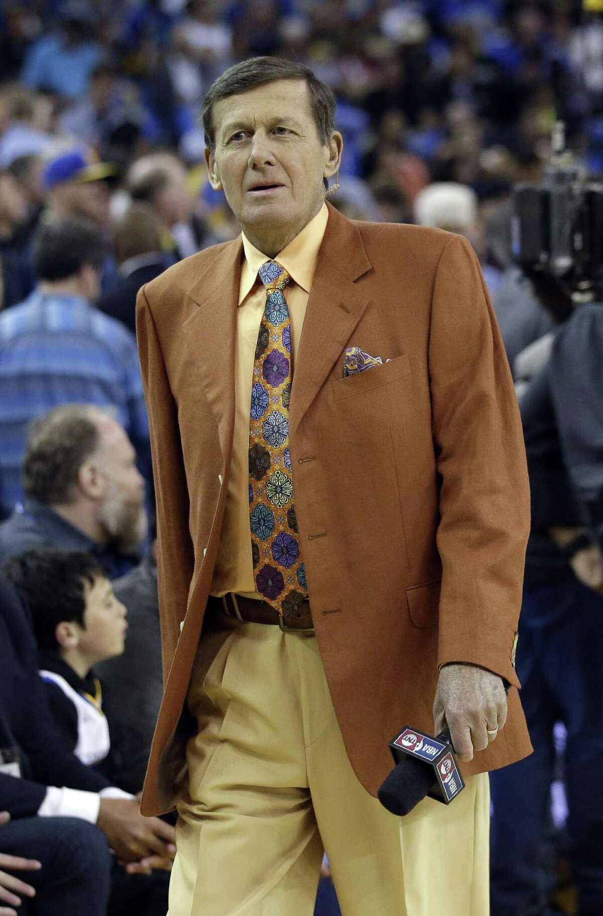 Colorful NBA reporter Sager dies at 65