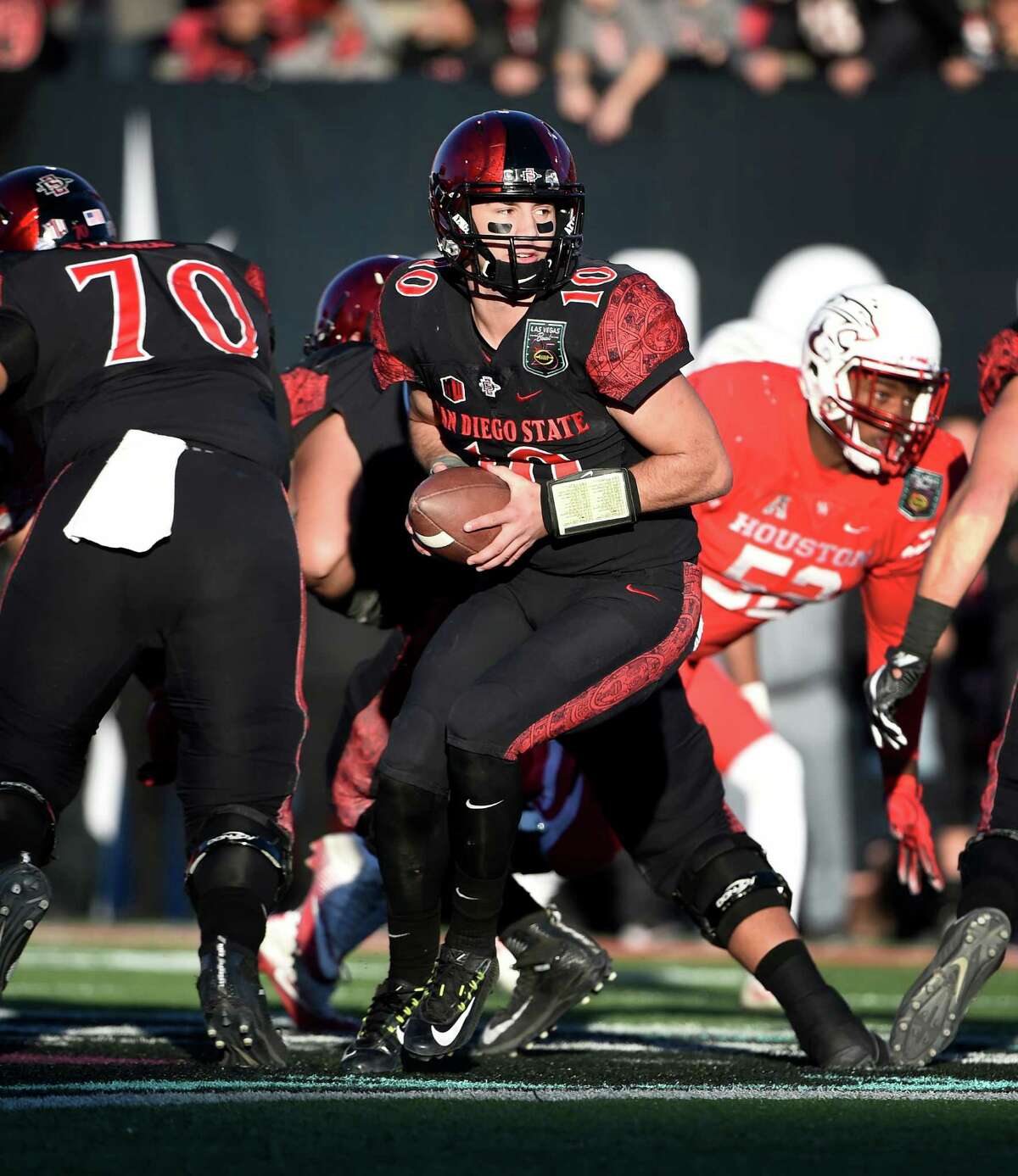San Diego State quarterback Christian Chapman (10) looks to hand off the ball against Houston during the second half of the Las Vegas Bowl NCAA college football game on Saturday, Dec. 17, 2016, in Las Vegas. San Diego State won 34-10. (AP Photo/David Becker)