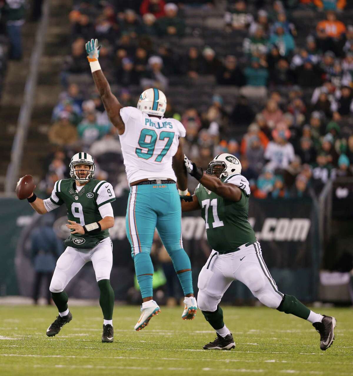 New York Jets quarterback Bryce Petty (9) throws against the Miami Dolphins during the first quarter of an NFL football game, Saturday, Dec. 17, 2016, in East Rutherford, N.J. (AP Photo/Adam Hunger)