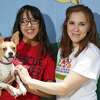 Cynthia Gutiérrez y Susie Druker posan para una fotografía con uno de los perros disponibles para adopción en el refugio de Laredo Animal Protective Society Shelter.