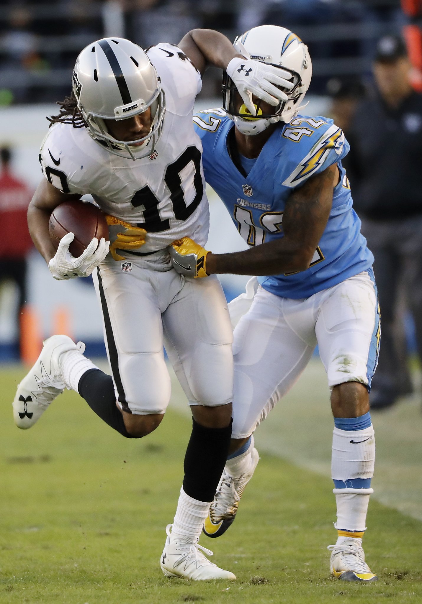 Raiders, Carr beat Chargers, clinch first playoff berth since 2002