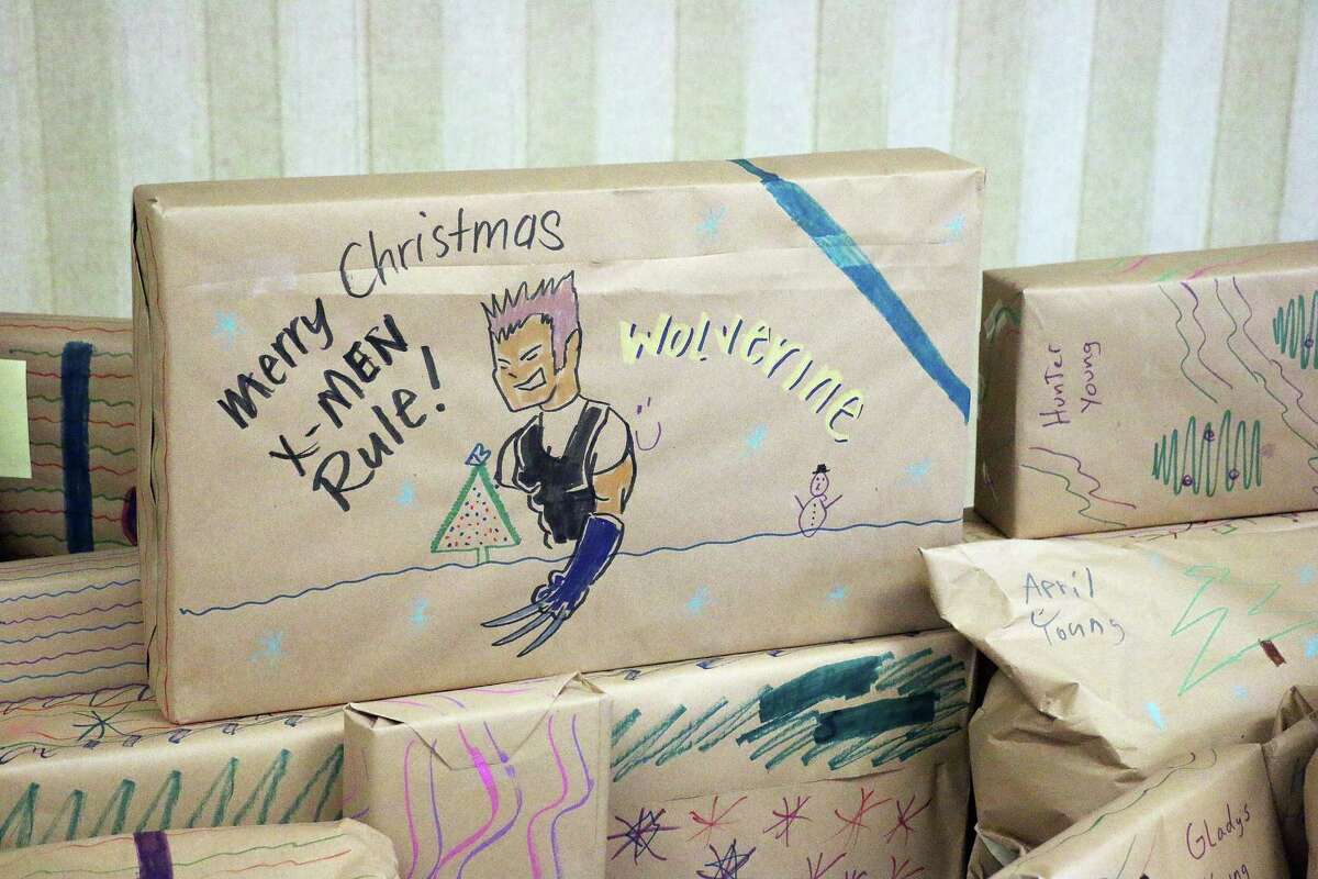 Dayton prison inmates decorate Christmas gifts for kids