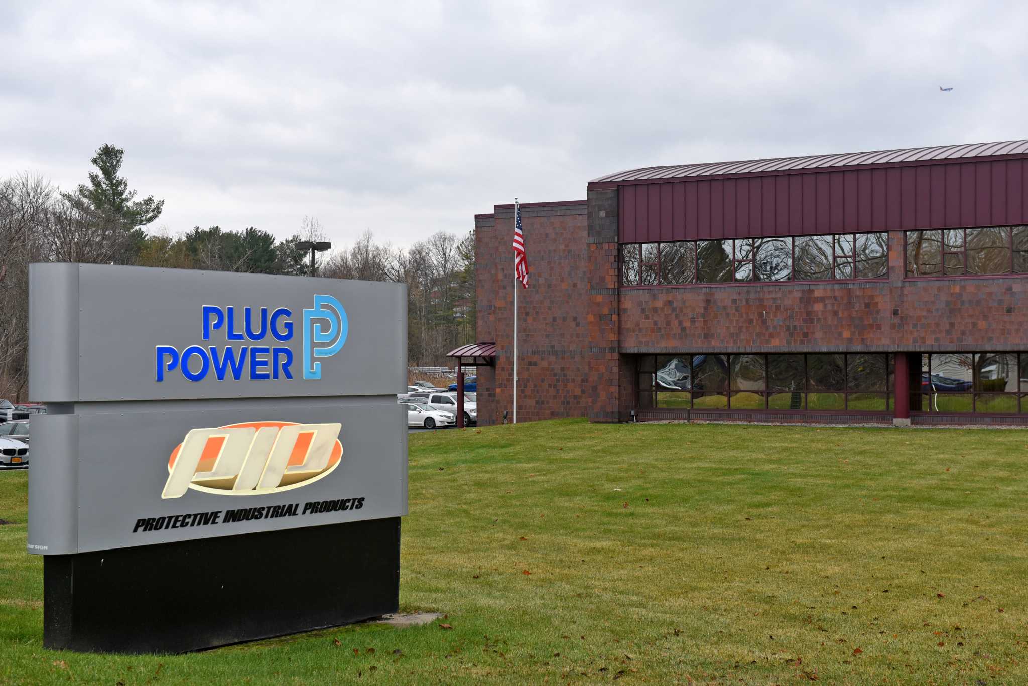 Amazon gets huge stake in Plug Power under $600 million deal