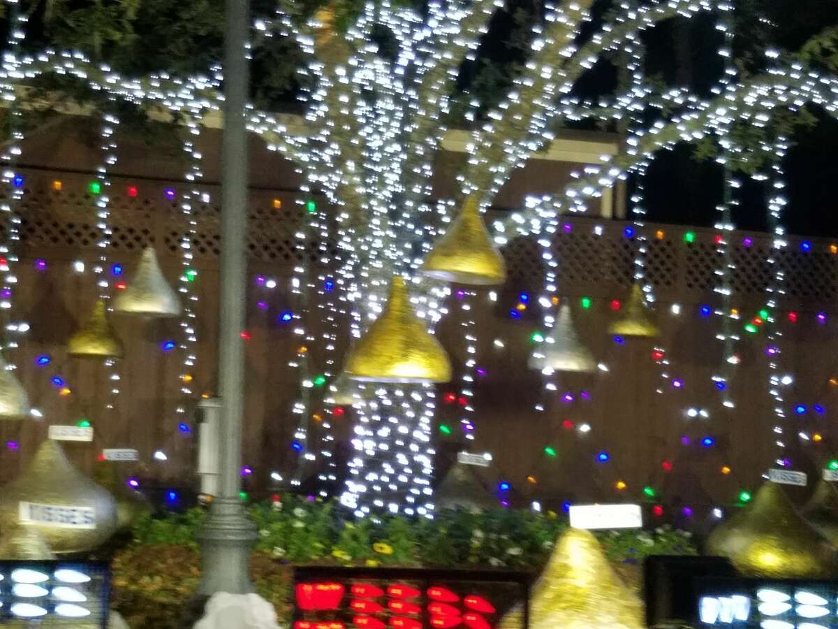 Northwest Houston neighborhood turns holidaylight gridlock into good deed