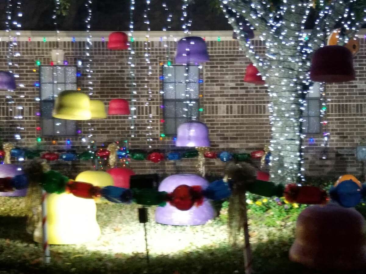 Northwest Houston neighborhood turns holidaylight gridlock into good deed