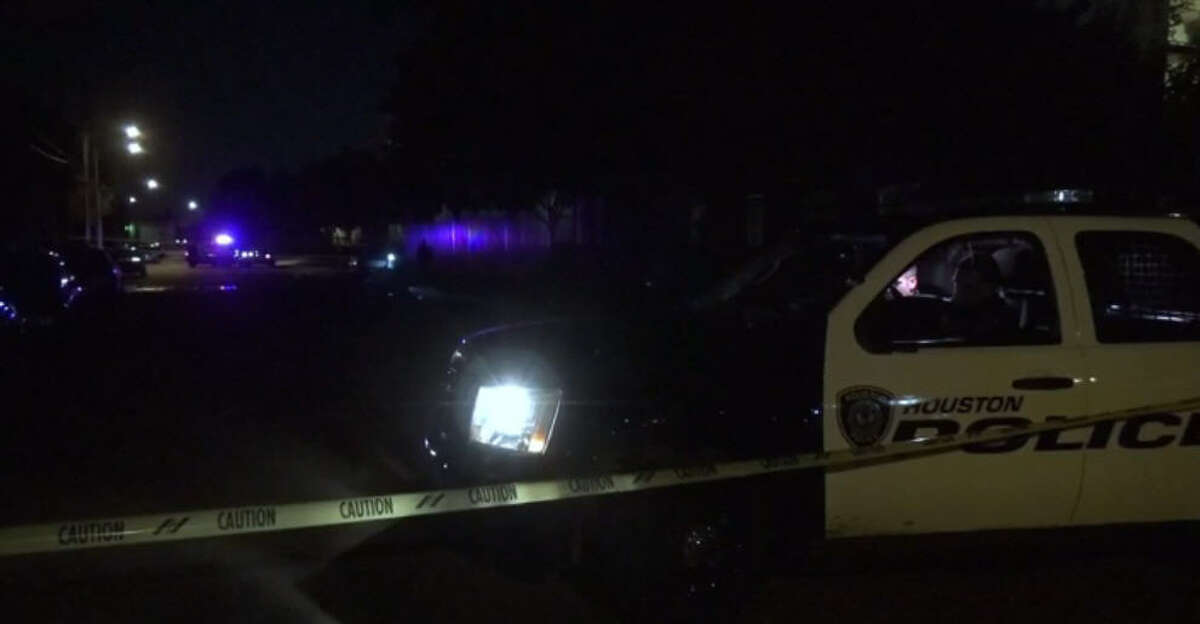 A man died in a shooting during an altercation outside at an apartment complex about 8 p.m. Monday, Dec. 19, 2016, at 7120 Village Way near Woodridge in southeast Houston. (Metro Video)
