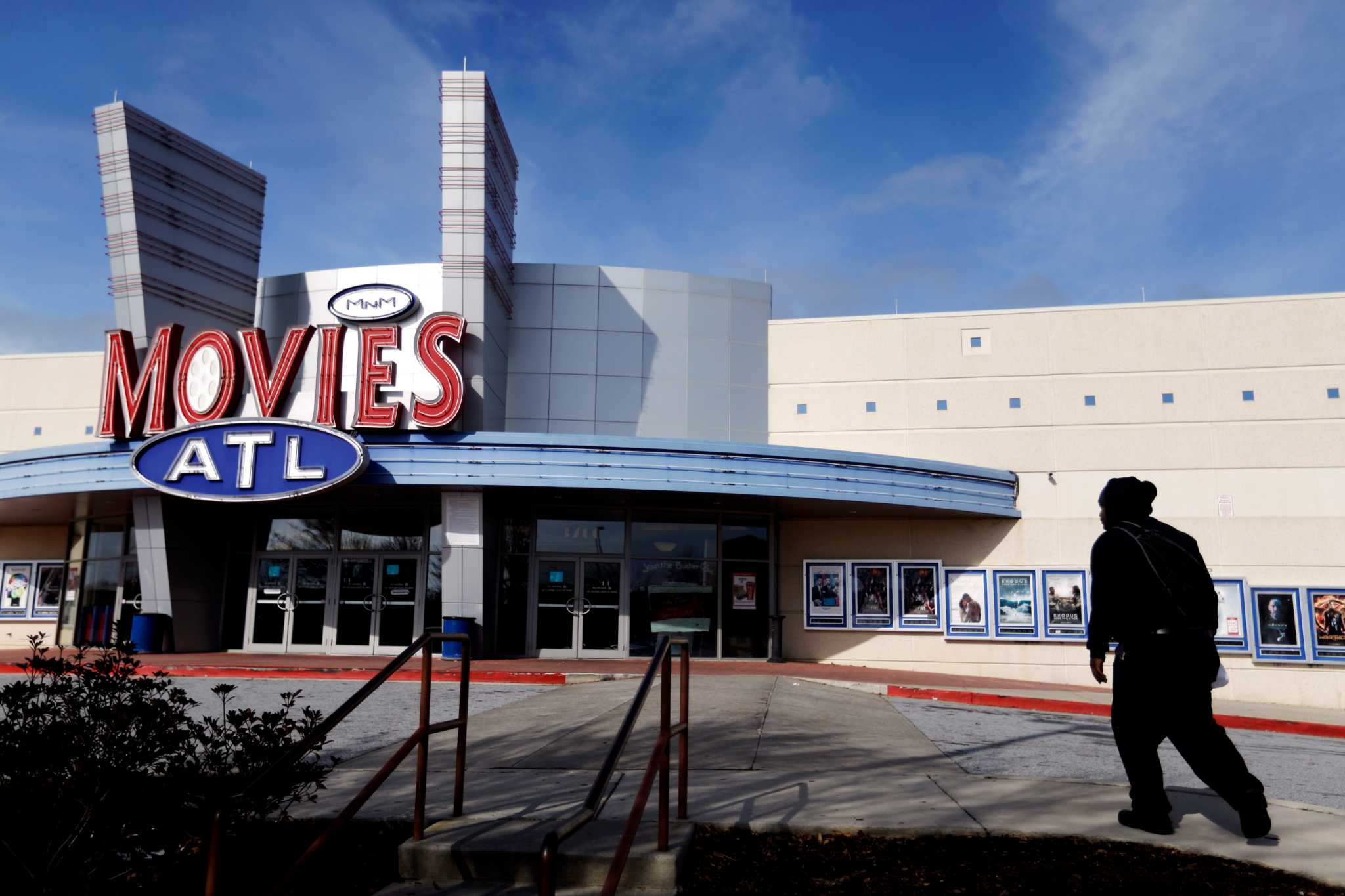 AMC wins approval on buying smaller theater chain Carmike