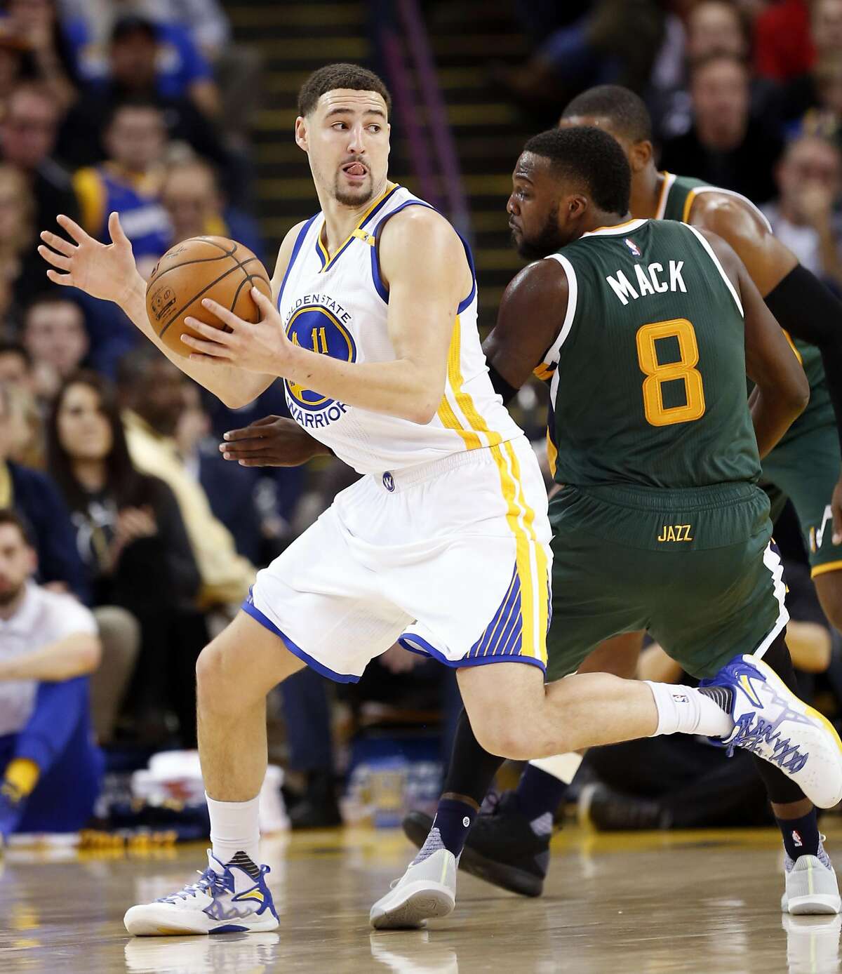 Golden State Warriors' Klay Thompson makes a spin move against Utah Jazz' Shelvin Mack in 2nd quarter during NBA game at Oracle Arena in Oakland, Calif., on Tuesday, December 20, 2016.