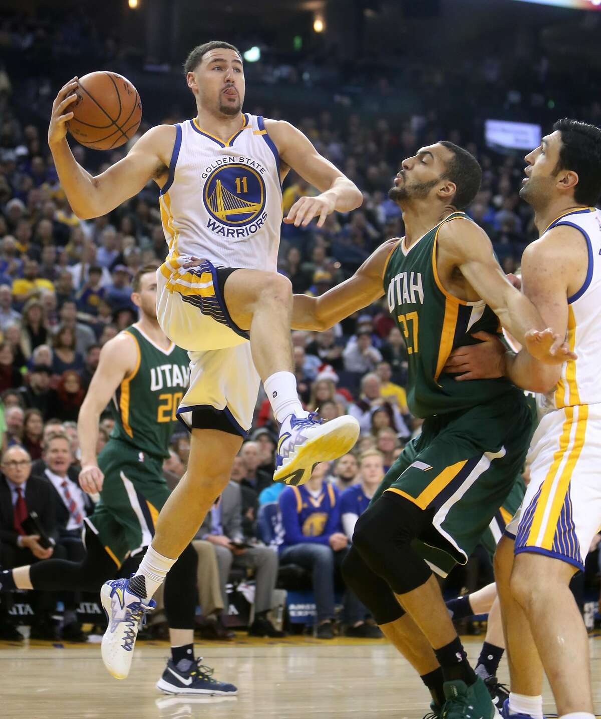 Warriors Roll To 104-74 Win Over Jazz