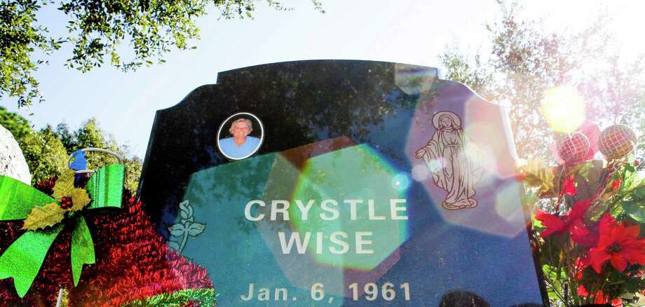 A headstone for Crystle Wise, a DuPont employee who died in 2014 during a poisonous gas leak that killed five people, sits in Greenlawn Memorial Park Friday, Dec. 9, 2016 in Groves. Photo: Michael Ciaglo, Houston Chronicle / © 2016  Houston Chronicle