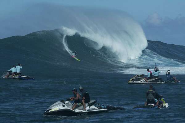 Big Wave Women The Breakthrough Surf Contest At Jaws