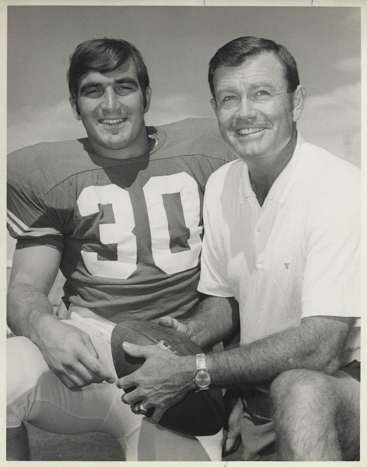 10/1970 -- University of Texas football Coach Darrell Royal with running back Steve Worster. HOUCHRON CAPTION (10/07/2005) SECSPTS: RED RIVER SHOOTOUT 100 TIMES THE RIVALRY