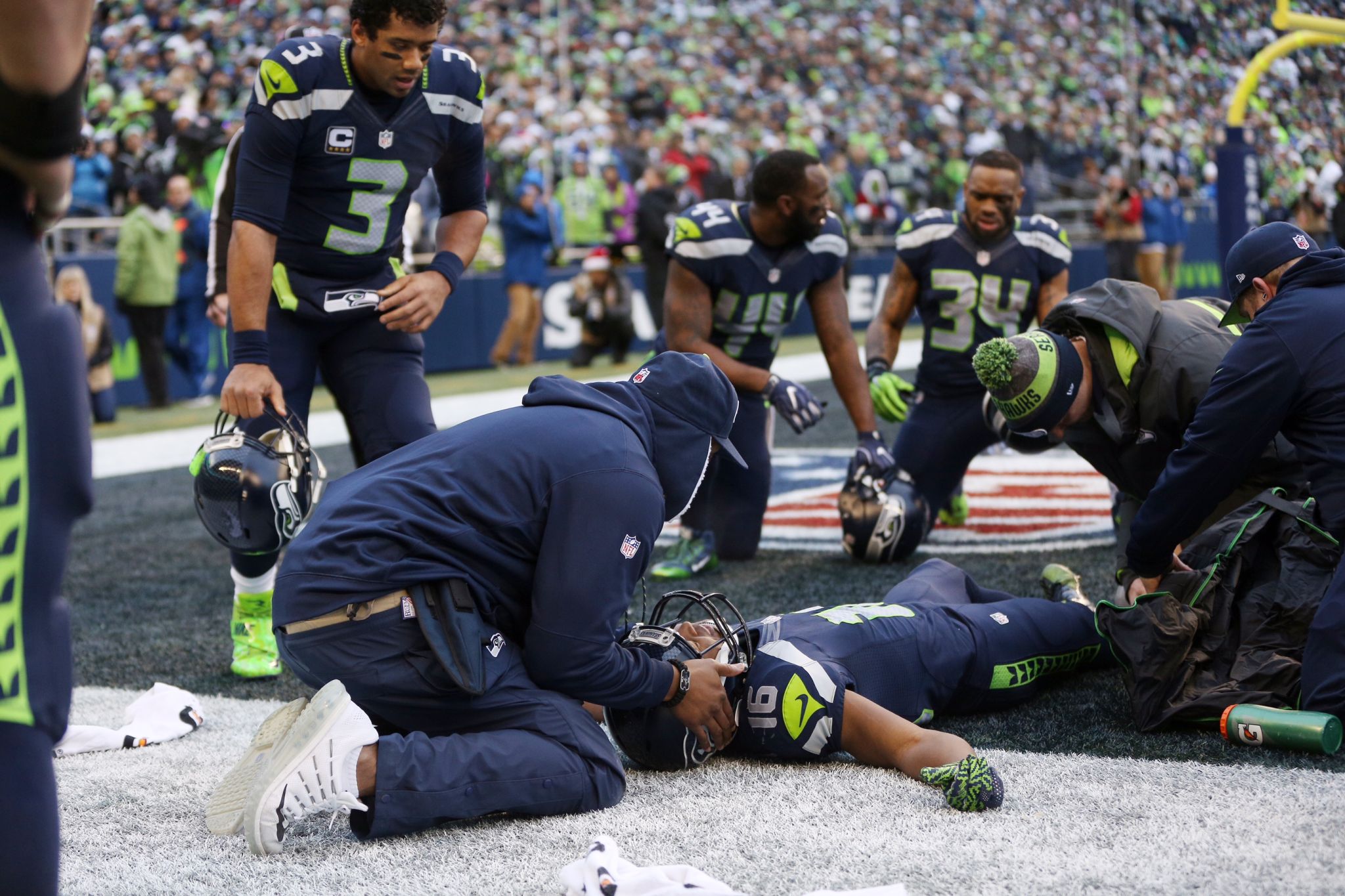 Seahawks' Tyler Lockett out for season with gruesome leg injury