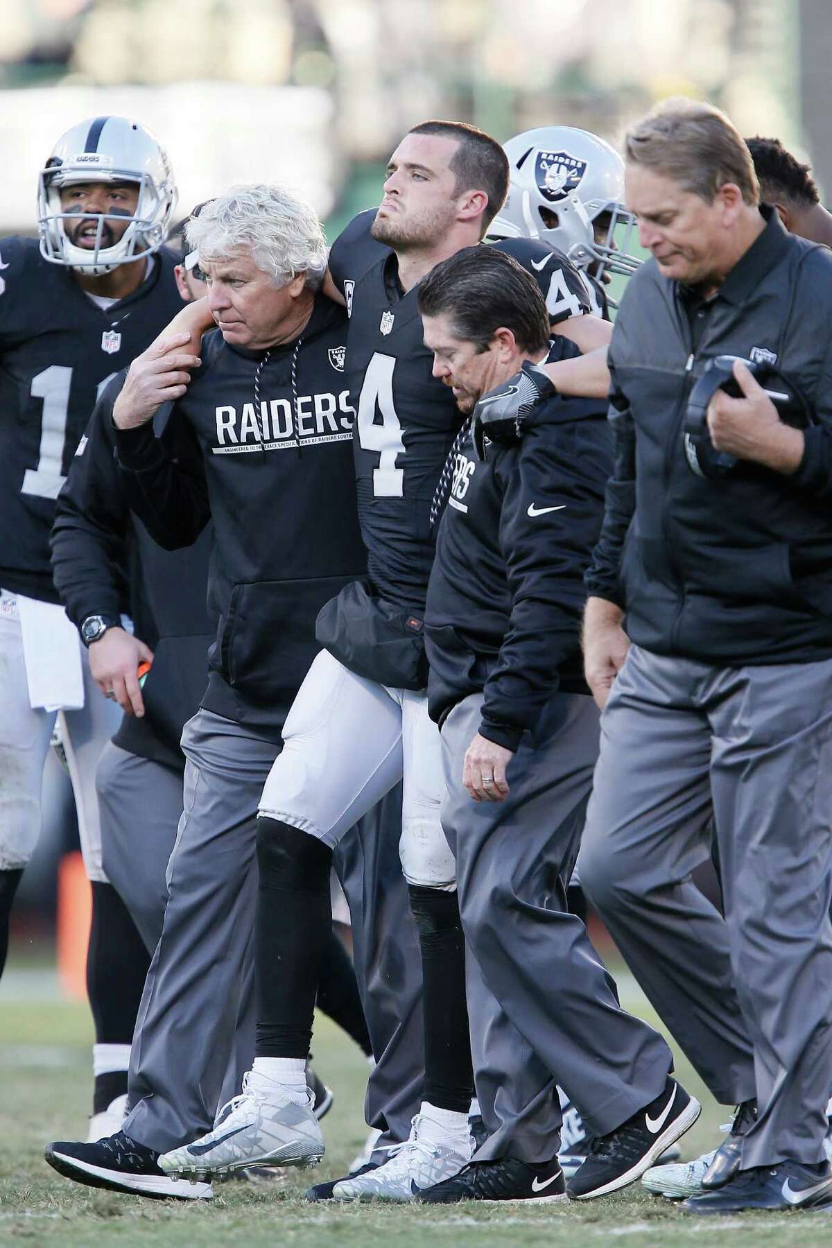 Raiders keep winning, but QB Carr hurt