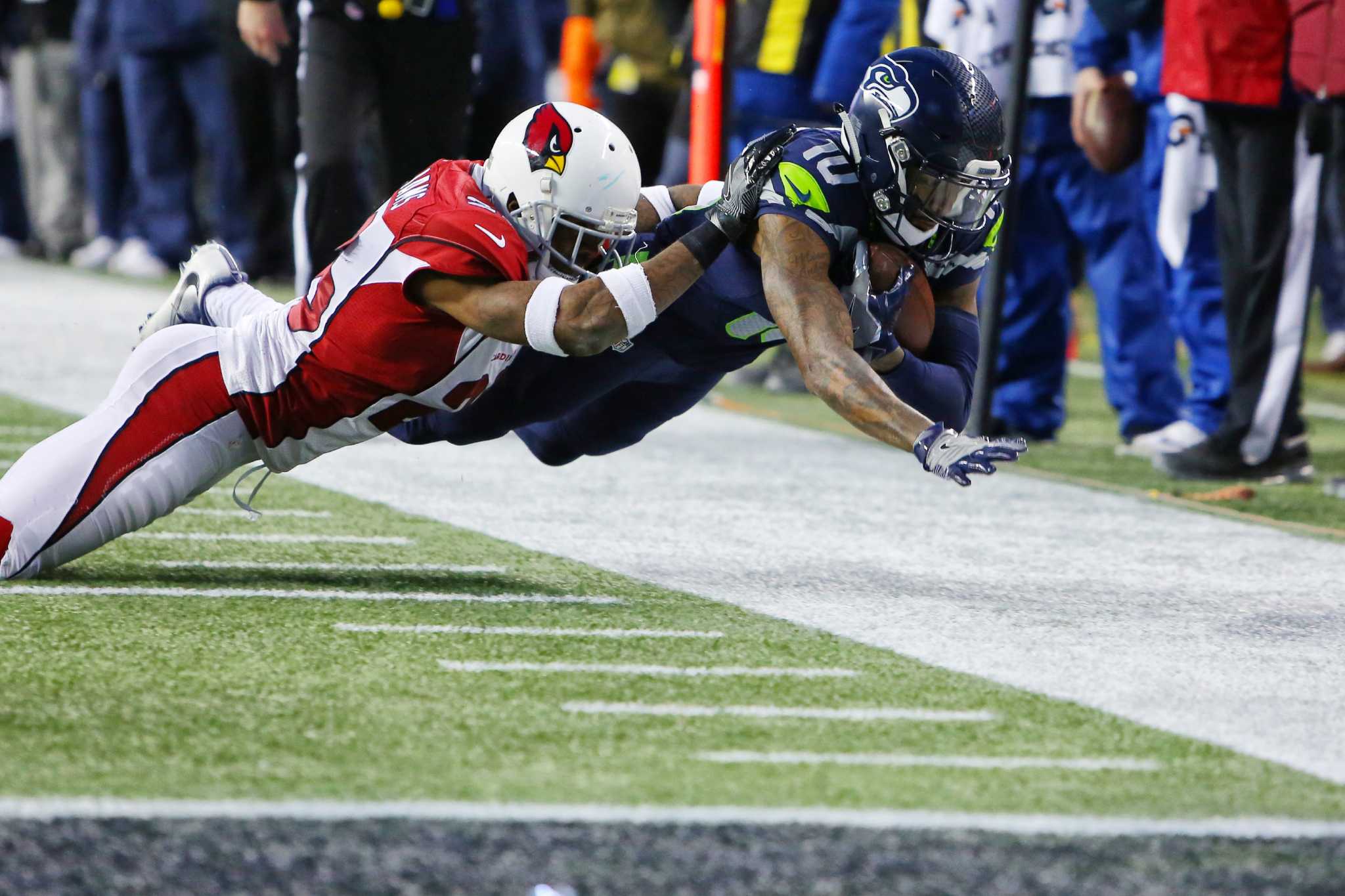 Drone delays Seahawks game; Tyler Lockett leaves briefly with 'crook' in  neck