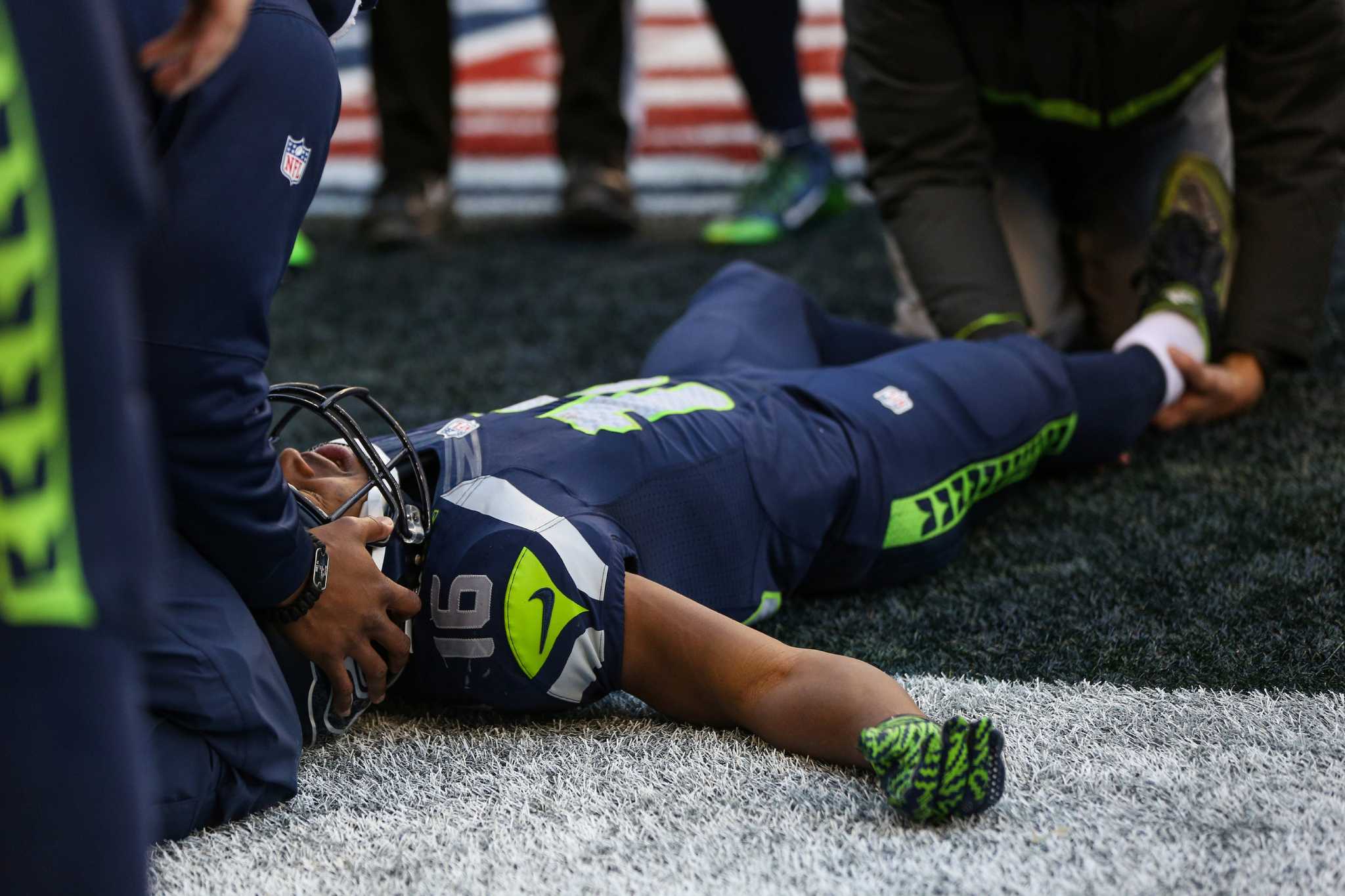 Injury Update: Tyler Lockett potentially out for rest of season with broken  finger - Field Gulls