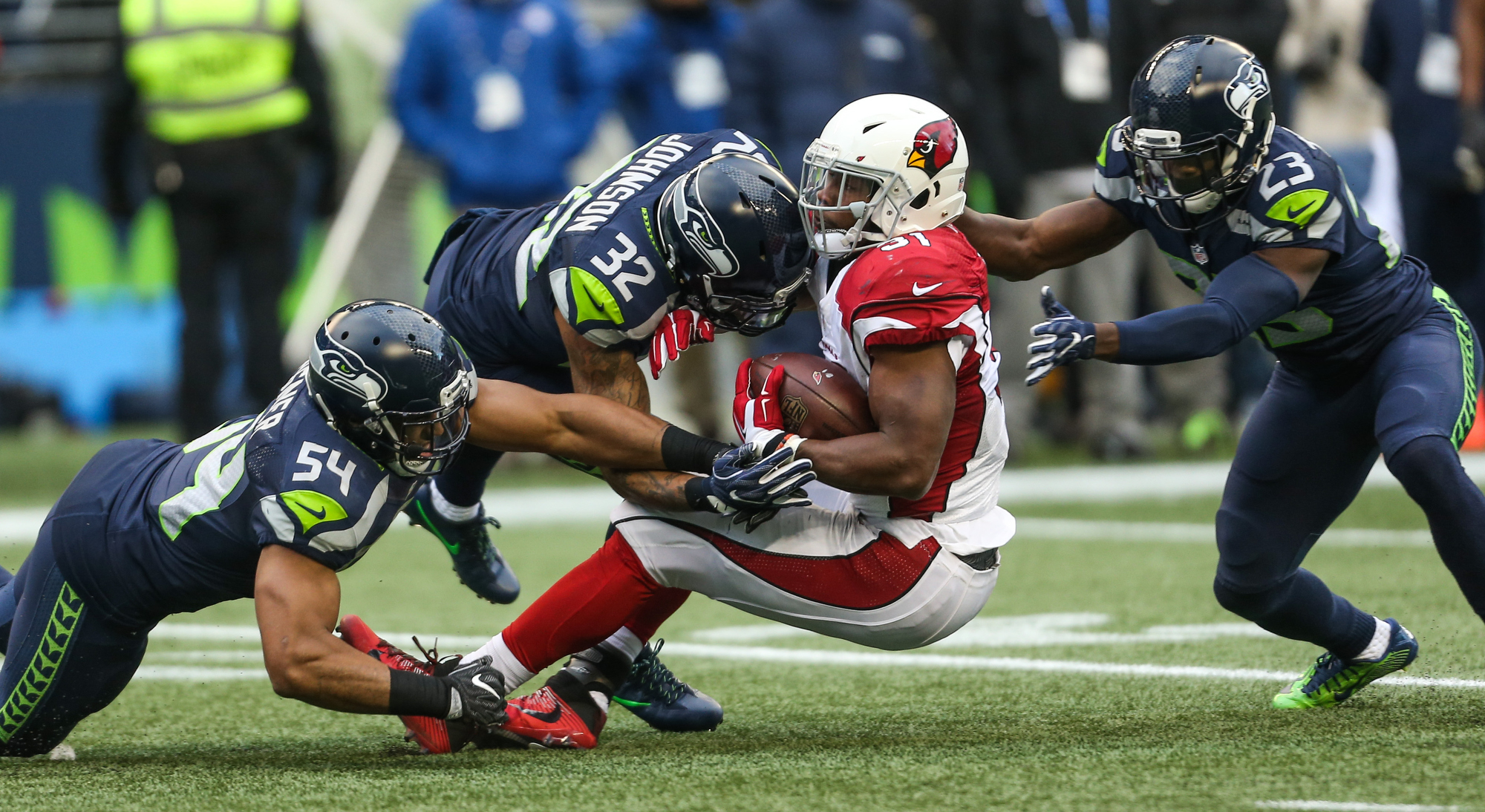 Drone delays Seahawks game; Tyler Lockett leaves briefly with 'crook' in  neck