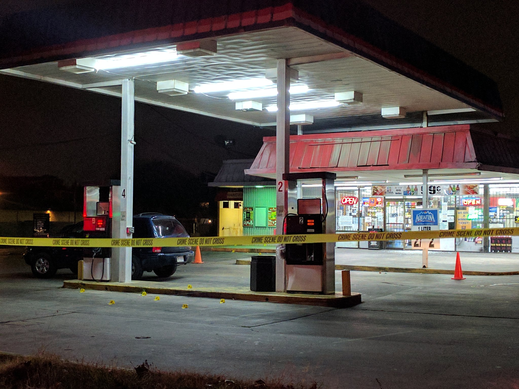 Northeast Side gas station shootout leaves 1 hurt