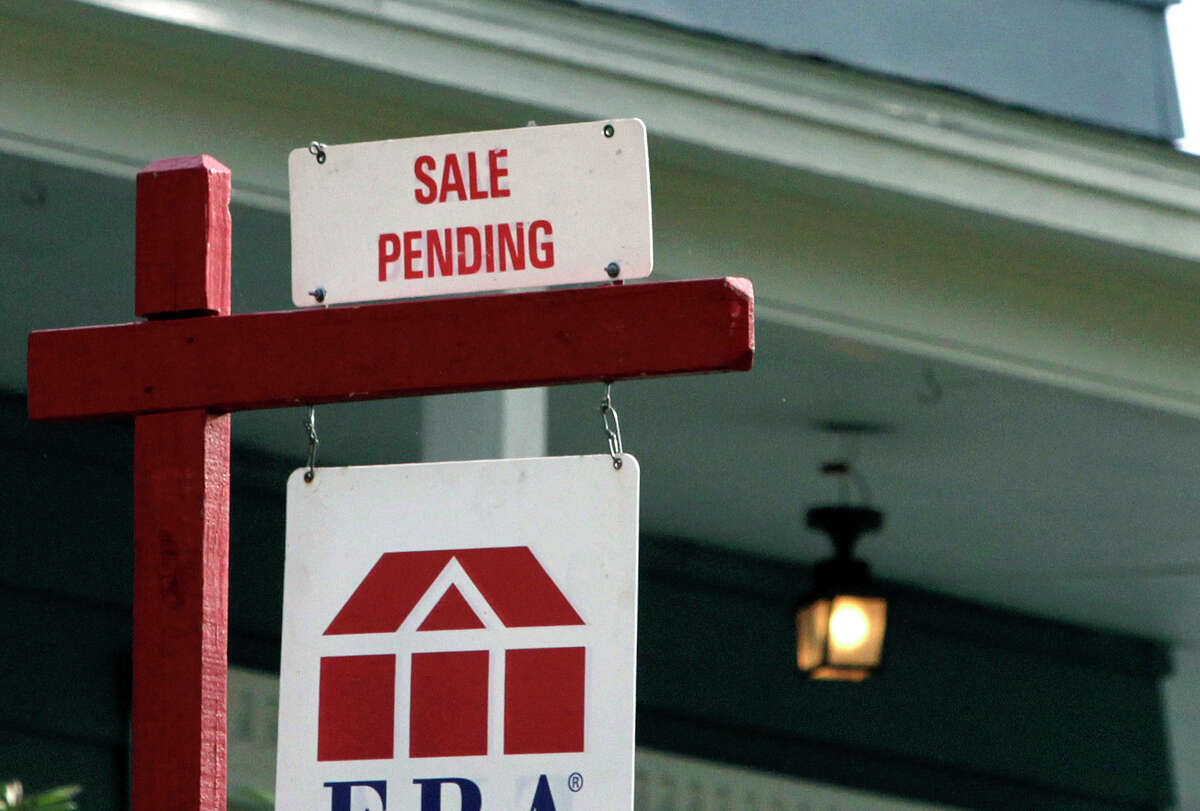 Fewer Americans signed contracts to buy homes last month, a report said. ﻿