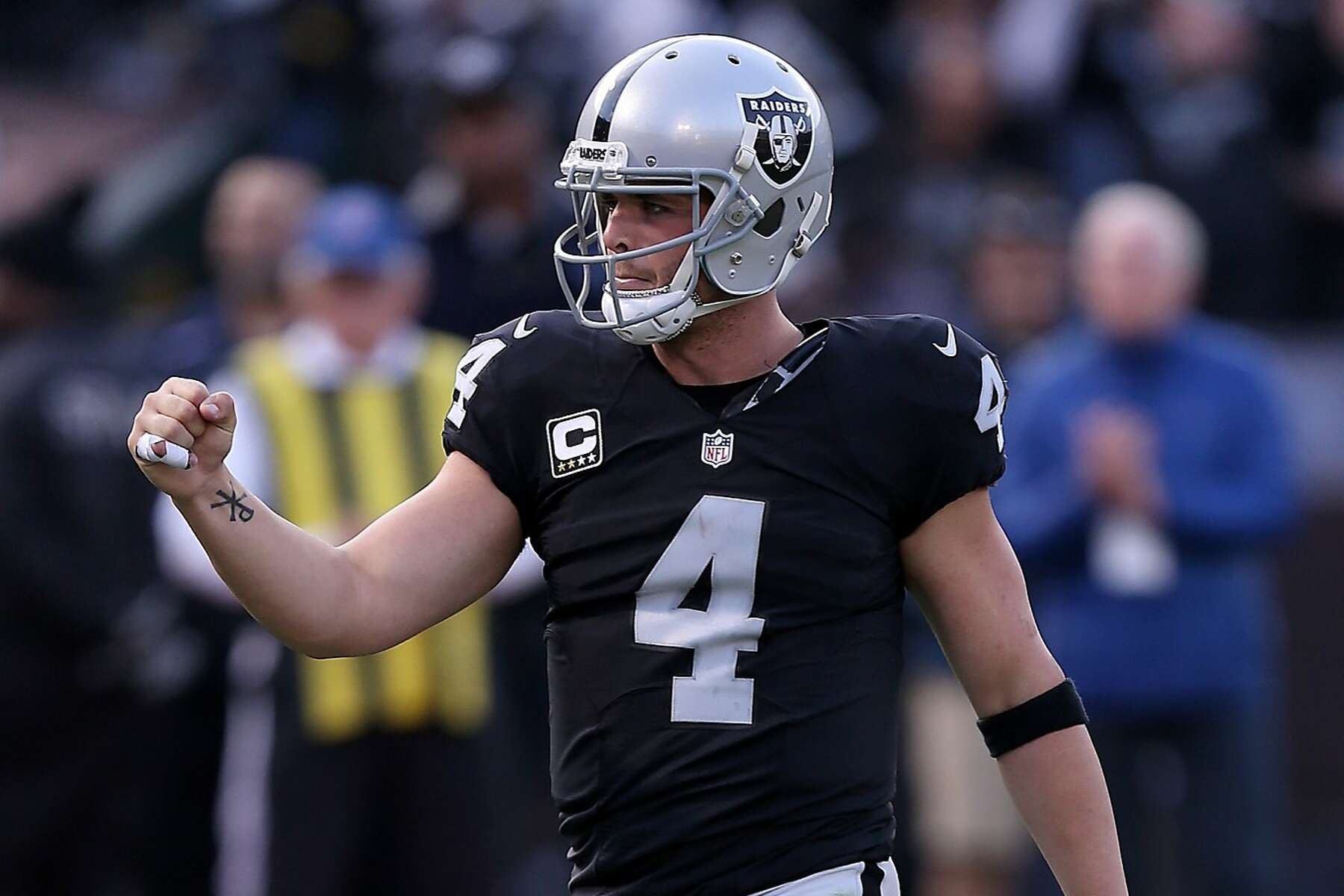 Raiders, Derek Carr close in on $25-million-a-year deal