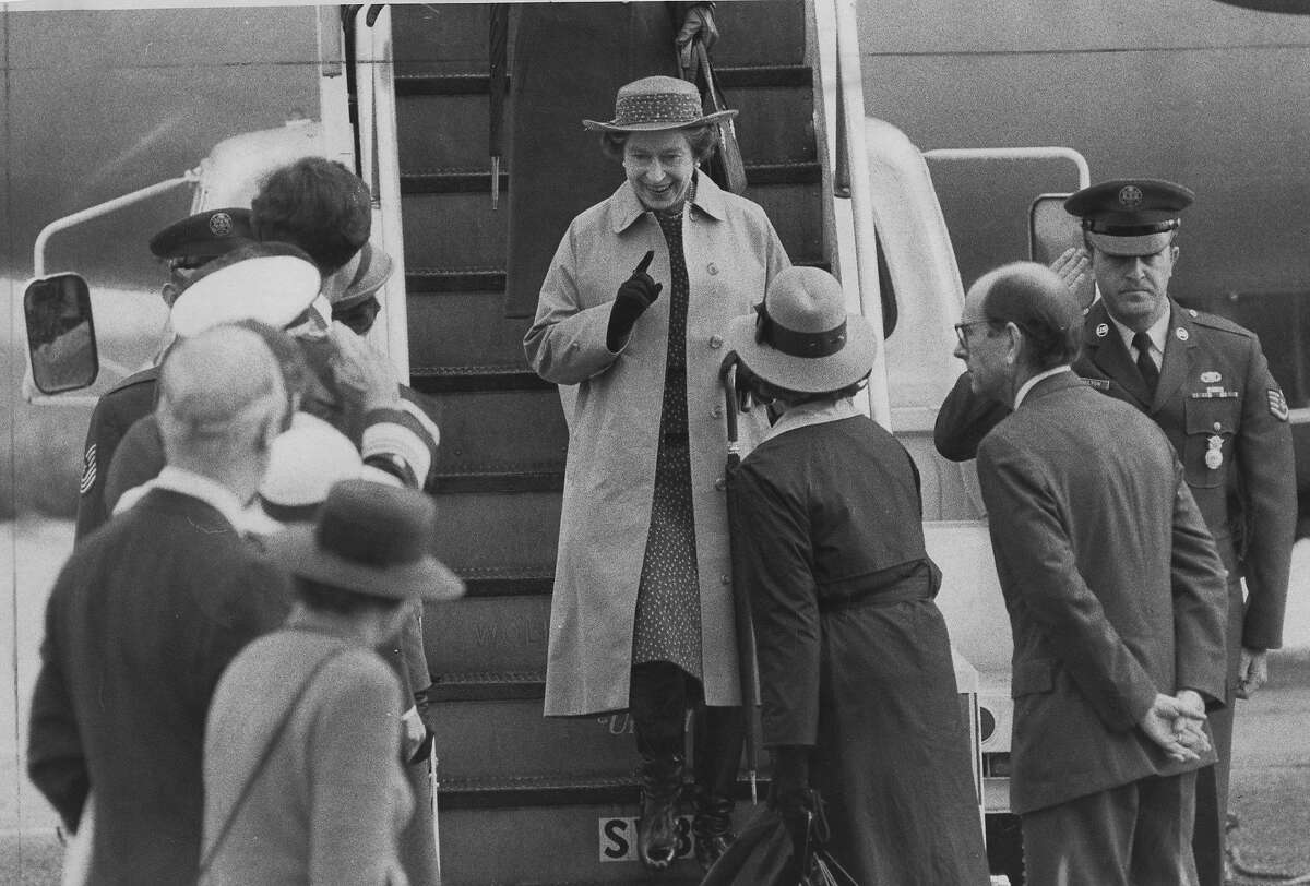 英国女王伊丽莎白二世访问旧金山。图为她抵达旧金山国际机场。1983年3月2日，市长黛安·范斯坦和第一夫人南希·里根在这里迎接她