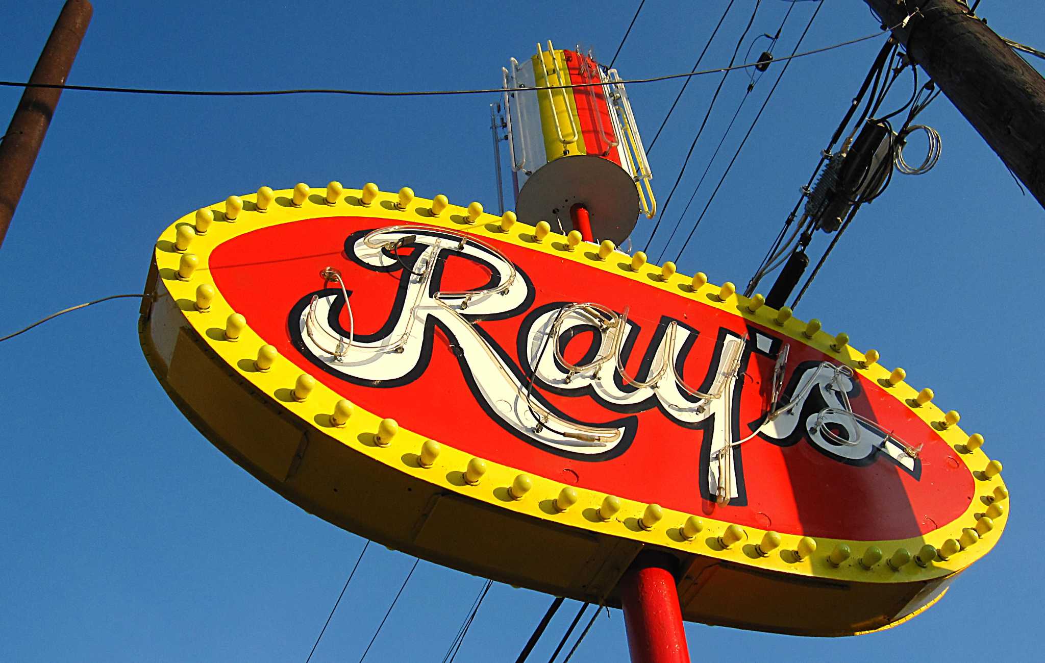 It looks like Canelo Alvarez got a 'taste' of San Antonio's West Side at Ray's after his fight - Vimarsana News