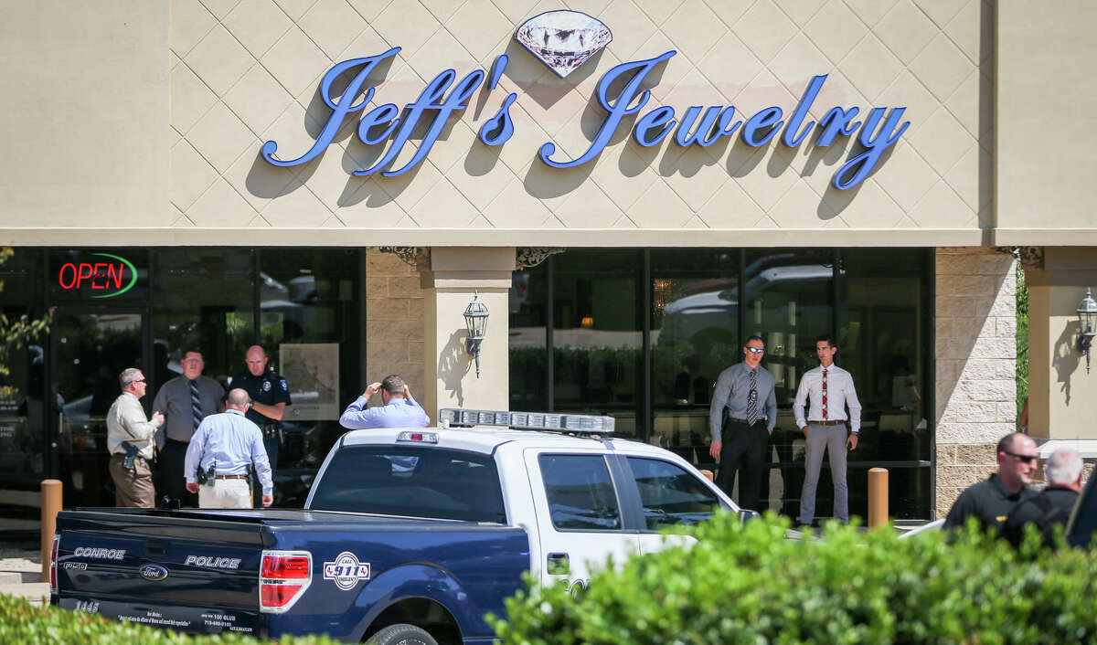 Conroe police investigate a jewelry store robbery that resulted in the shooting of one suspect by store employees on Monday, Oct. 3, 2016, Jeff's Jewelry off of West Davis Street in Conroe. Three suspects were still at large.