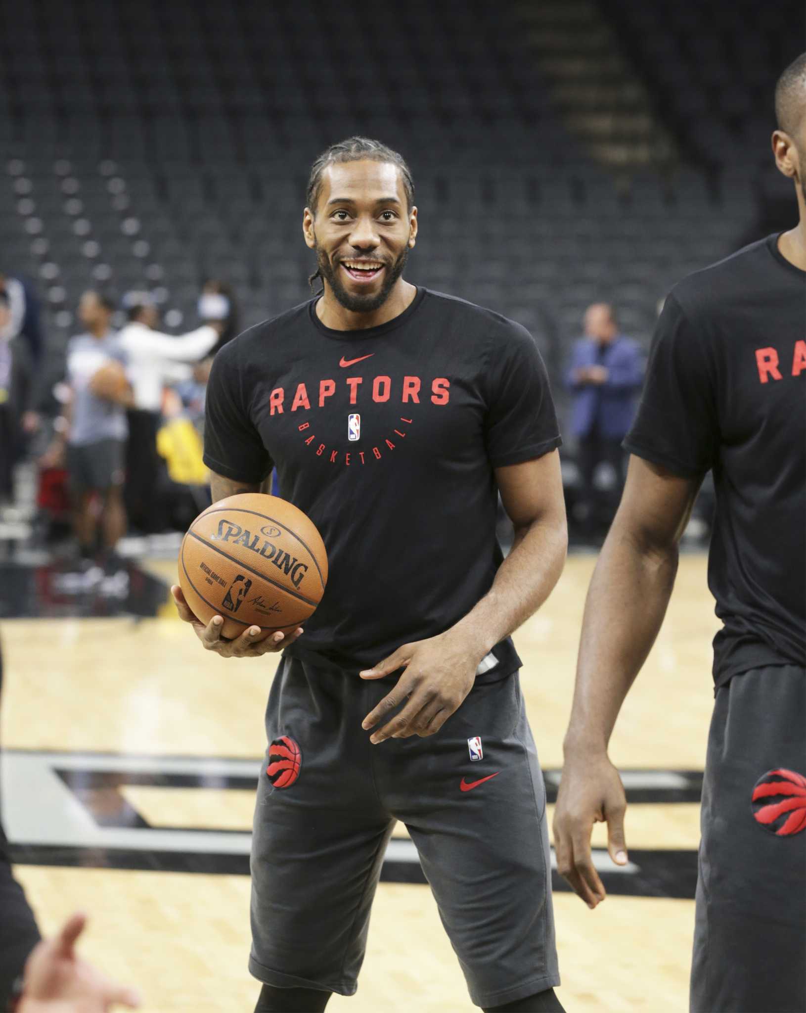 Kawhi Leonard arrives to critical Game 4 dressed in Spurs warmup