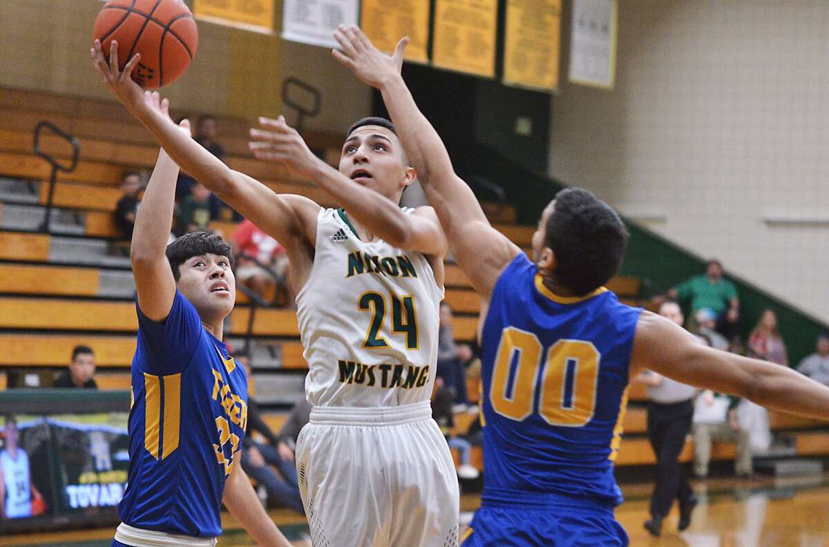 Nixon’s Rolando Ramos scored a team-high 21 points as the Mustangs dominated Valley View 88-26 Tuesday in Laredo.