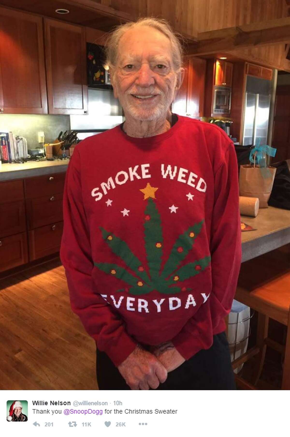 @willienelson: "Thank you @SnoopDogg for the Christmas Sweater"