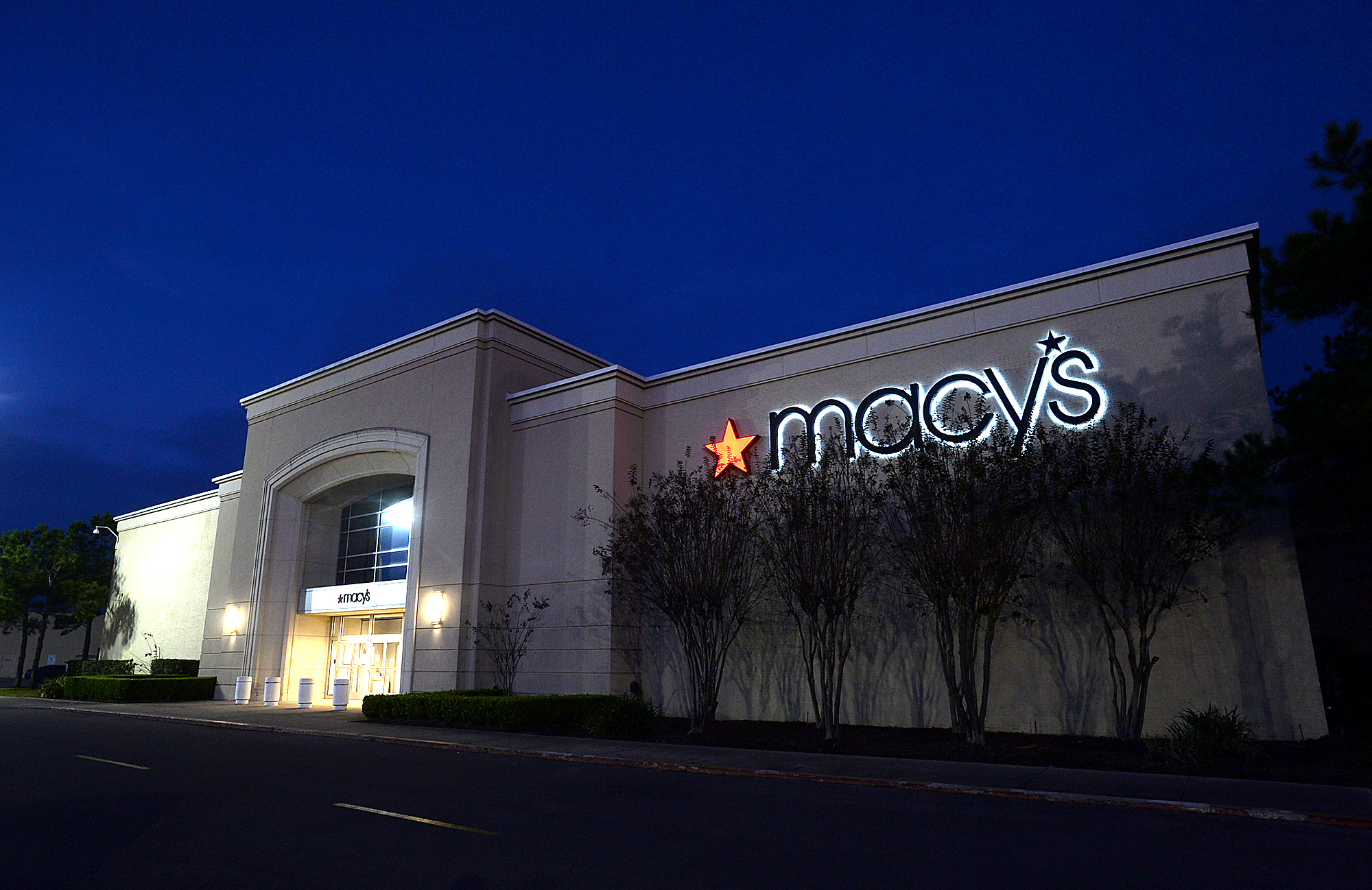 Macy's to close 2 San Antonio locations; clearance sales underway